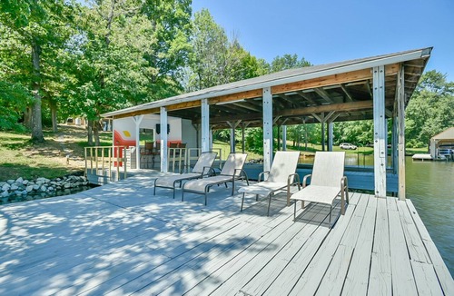 Semora House | 6 Bedrooms, Lakefront, Hot-Tub & Private Dock