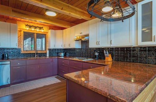 Wolf Laurel House | 6 Br Cabin~Hot Tub~Fire Pit~Min to Hatley Pointe