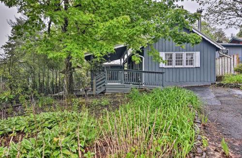 Newland House | 6 Mi to Grandfather Mtn: Lake Cottage w/Deck