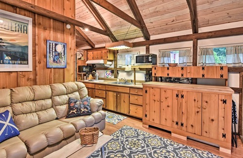 Newland Cottage | 6 Mi to Grandfather Mtn: Lake Cottage w/Deck