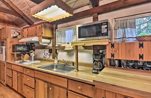Newland Cottage | 6 Mi to Grandfather Mtn: Lake Cottage w/Deck