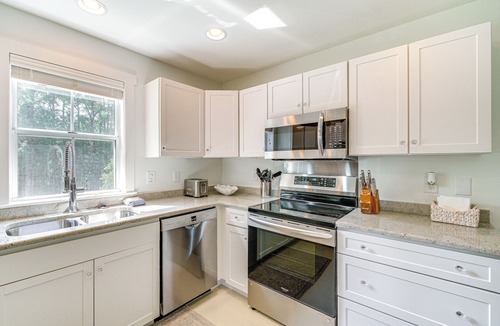 Manteo Cottage | < 6 Mi to Nags Head: Manteo Beach House