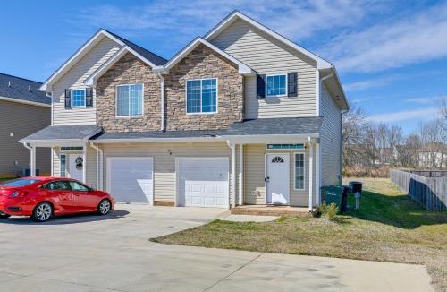 Harrisburg House | 6 Mi to PNC Music Pavilion Concord Townhome