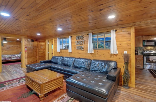 Robbinsville Cabin | 6 Mi to Town: Robbinsville Apt w/Deck & Grill