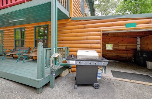 Robbinsville Cabin | 6 Mi to Town: Robbinsville Apt w/Deck & Grill
