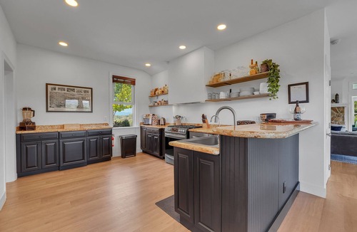 Leicester House | 6BR/4.5BR Retreat: Views, Pool, HotTub, Sauna & Game-room