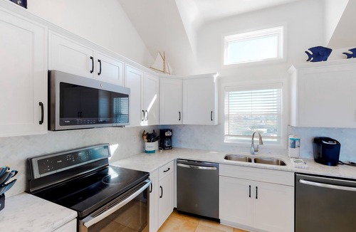 Ocean Hill House | 6BR Oceanside | Pool | Hot Tub | Balcony | Tennis