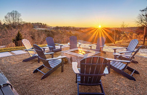 Leicester House | 6BR Sleep 20 in 6k sqft of Asheville Luxury & Summer Rates! Mem Day Available!