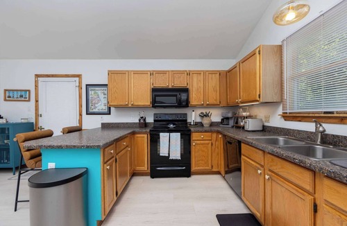 Ocean Sands House | 6Min Walk to Beach and Hot Tub!