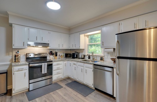 North Raleigh House | 7 Mi to Dtwn Raleigh: BBQ-Ready Townhome!