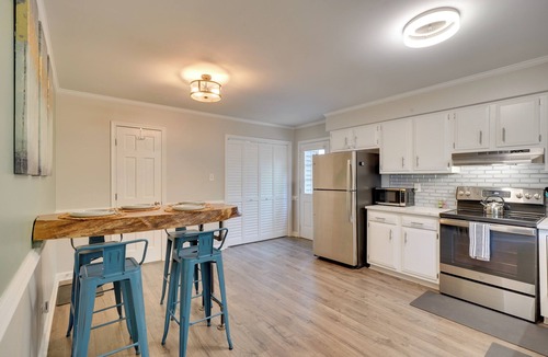 North Raleigh House | 7 Mi to Dtwn Raleigh: Townhome w/Deck!