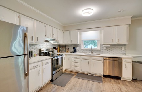 North Raleigh House | 7 Mi to Dtwn Raleigh: Townhome w/Deck!