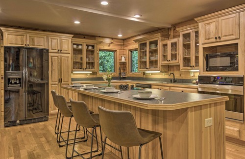 Mars Hill Cabin | 7 Mi to Ski Slopes: Mars Hill Cabin w/Hot Tub!