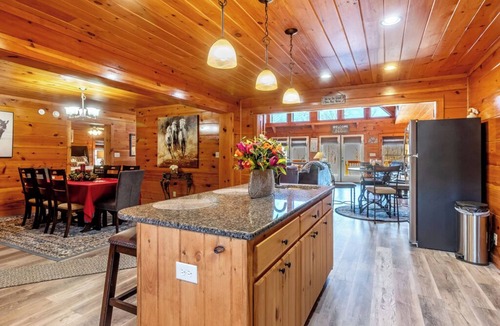 Rutherfordton Cabin | 7 person new HOT TUB at Stunning Log Cabin 4 bed 4 full bath 5 min to TIEC