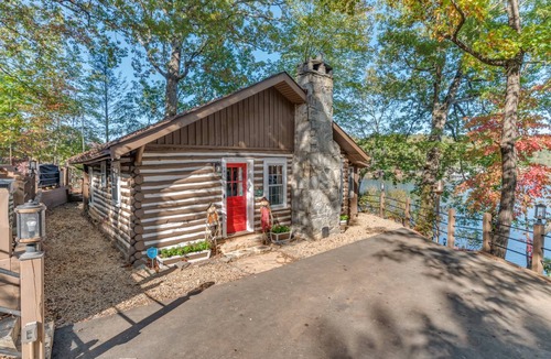 Lake Lure Cabin | 78 m² Cabin ∙ 3 bedrooms ∙ 6 guests
