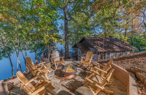 Lake Lure Cabin | 78 m² Cabin ∙ 3 bedrooms ∙ 6 guests