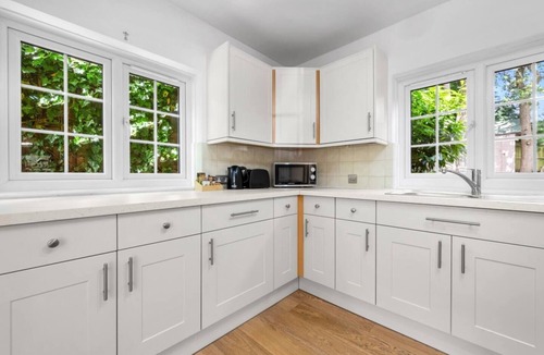 Sunninghill House | 7Bed 5Bath 2Kitchen Retreat with Parking in Ascot