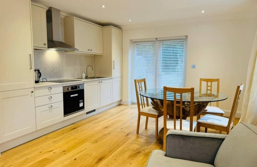Sunninghill House | 7Bed 5Bath 2Kitchen Retreat with Parking in Ascot