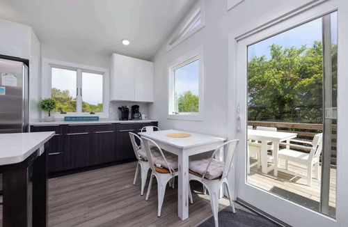 Southern Shores House | 7Min Walk to the Beach ~ Completely Renovated!