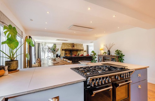 Eccles Cottage | 8 bedroom accommodation in Bluebell Hill, near Chatham