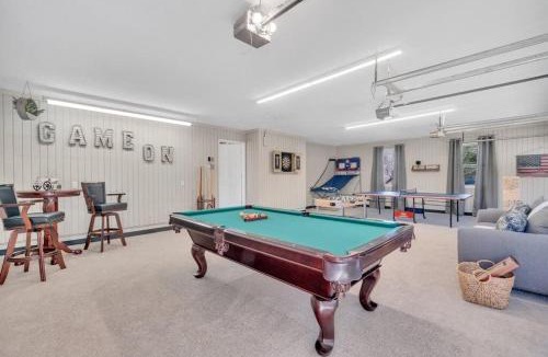 Candler House | 8 Br Sleeps 24 Hot Tub Game Room Dog Friendly