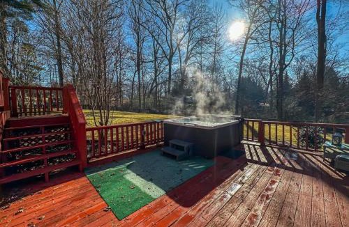 Candler House | 8 Br Sleeps 24 Hot Tub Game Room Dog Friendly