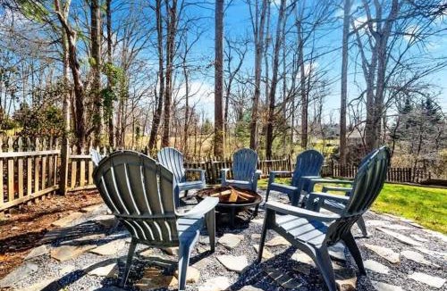 Candler House | 8 Br Sleeps 24 Hot Tub Game Room Dog Friendly