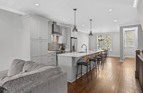 Eighth Avenue House | 8 min to Broadway-Spacious 3BR-Garage-5 beds