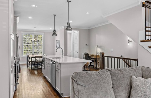 Eighth Avenue House | 8 min to Broadway-Spacious 3BR-Garage-5 beds