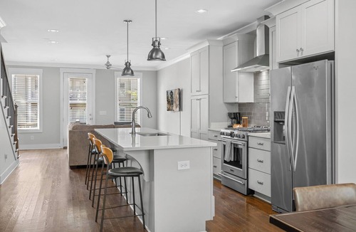 Eighth Avenue House | 8 min to Broadway-Spacious 3BR-Garage-5 beds