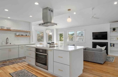 Duck House | 8 Min Walk to Beach, Saltwater Pool & Hot Tub
