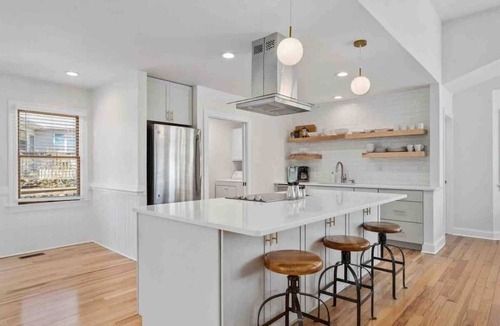 Duck House | 8 Min Walk to Beach, Saltwater Pool & Hot Tub