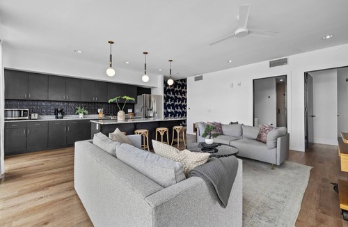 Woodland in Waverly Condo | 8 Minutes to Broadway-Balcony-Walkable-3 King Beds