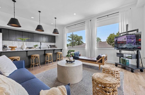 Historic Waverly Condo | 8 Minutes to Broadway-Balcony-King Beds-Walkable