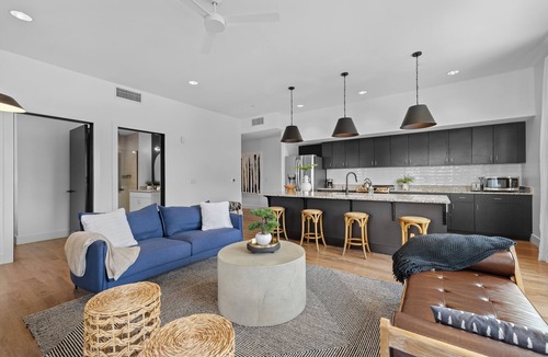Historic Waverly Condo | 8 Minutes to Broadway-Balcony-King Beds-Walkable