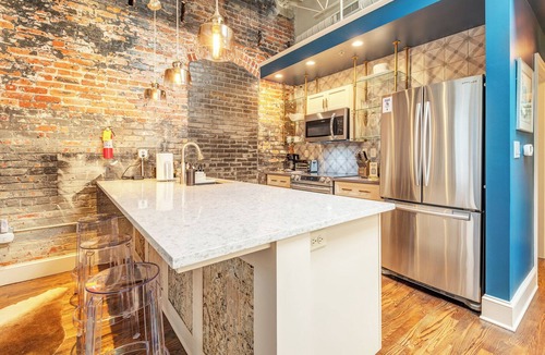Downtown Asheville Apartment | 80 LEX 203 + free parking 1 BD King/1 BA