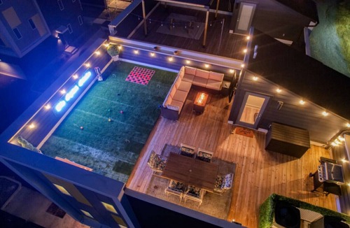 Talbot's Corner Villa | 800sqft Rooftop + Games Room | 4BR, 12 Beds | 10 Min to Broadway