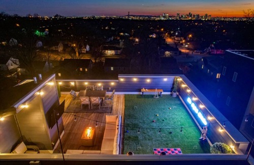 Talbot's Corner Villa | 800sqft Rooftop + Games Room | 4BR, 12 Beds | 10 Min to Broadway