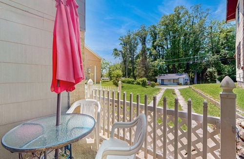 Hendersonville House | 82 m² House ∙ 2 bedrooms ∙ 3 guests