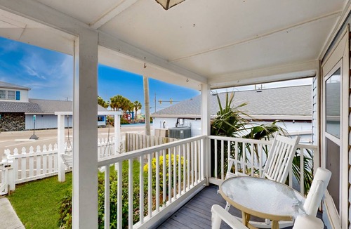 Kure Beach Cottage | 88 m² Cabin ∙ 2 bedrooms ∙ 6 guests