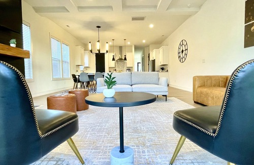 Charlotte House | 8BR Southend Walk to Everything Sleeps 20