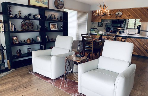 Lake Toxaway Condo | 9/01 TO 10/10/25. BOOK 5 NIGHTS GET 10% OFF! SMOKEY MOUNTAINS & WATER FALL VIEW!