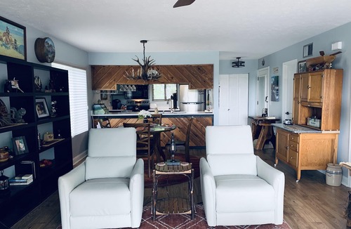 Lake Toxaway Condo | 9/01 TO 10/10/25. BOOK 5 NIGHTS GET 10% OFF! SMOKEY MOUNTAINS & WATER FALL VIEW!