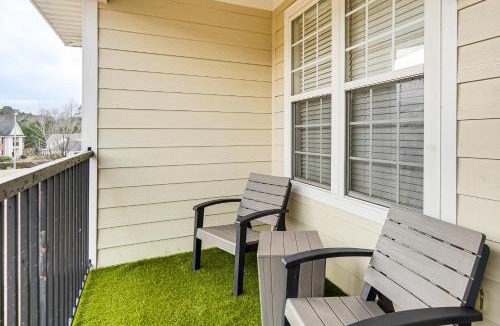 Fayetteville Apartment | 9 Mi to Dtwn Fayetteville Condo with Pool Access!