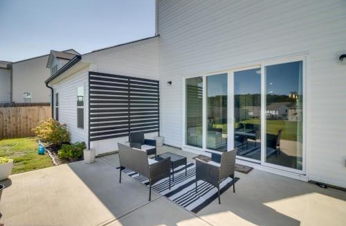 Mount Holly House | 9 Mi to Natl Whitewater Center! Sleek Family Home