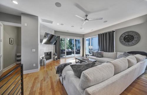Third Ward House | 906 Westbrook B City Views Rooftop Hot Tub and Short Walk to Stadium