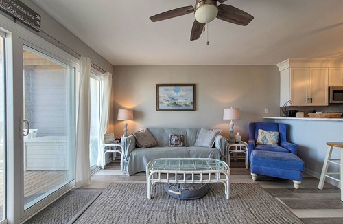 Surf City House | 910-B Turtle Cove: Beachfront Fun & Pool Access!