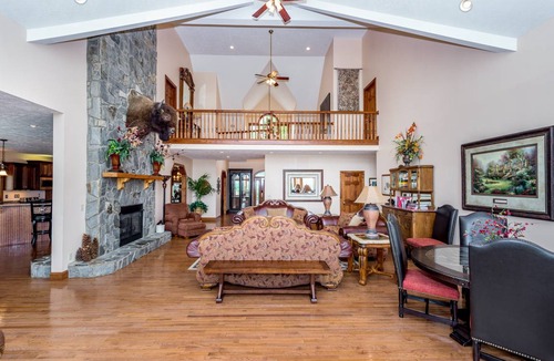 Clyde House | 929 m² House ∙ 8 bedrooms ∙ 28 guests