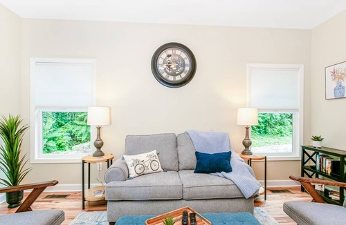 West Side Historic District Cottage | 93 m² Cabin ∙ 2 bedrooms ∙ 4 guests