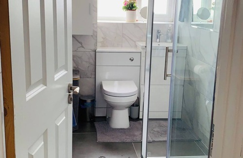Sutton Central Apartment | A Clean & Cosy Abode for a Comfortable Homestay